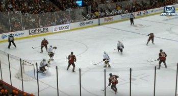 Paul Gaustad prend un slapshot en pleine tête et retourne au jeu