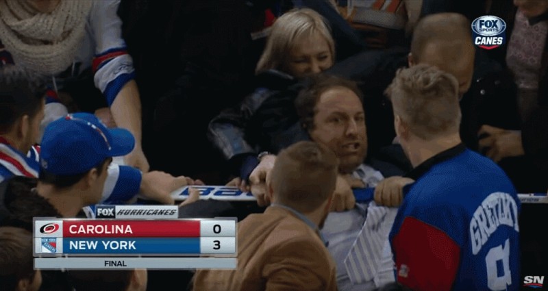 A voir : Henrik Lundqvist créé une émeute en offrant sa canne