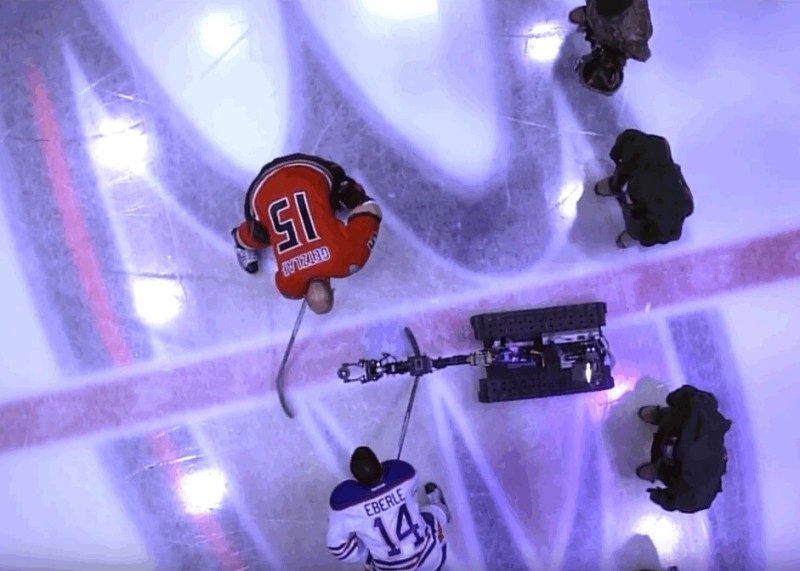 Une mise en jeu effectuée par un robot