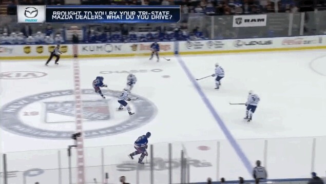 A voir : Derek Stepan marque du centre de la glace