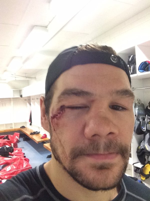 Un gardien finlandais frappe un adversaire en pleine tête