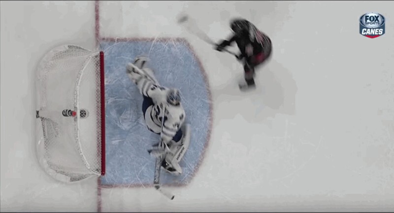 James Reimer frustre Elias Lindholm sur penalty