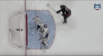 James Reimer frustre Elias Lindholm sur penalty