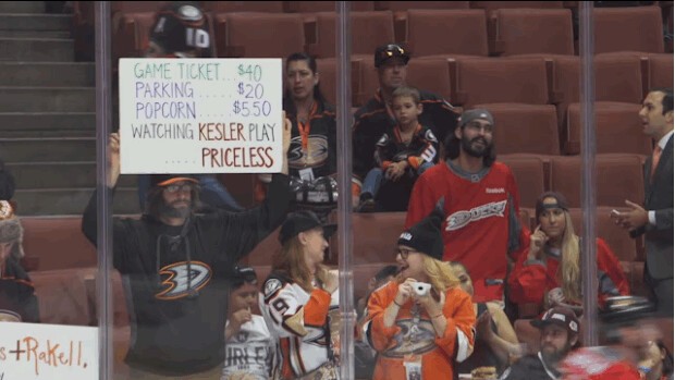 Ryan Kesler se fond dans les fans des Ducks