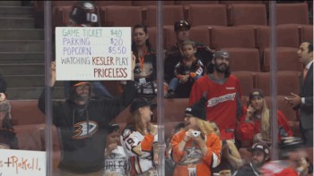 Ryan Kesler se fond dans les fans des Ducks