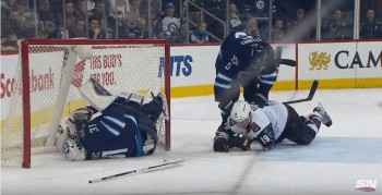 Ondrej Pavelec blessé suite à une grosse charge