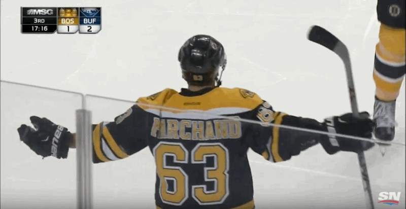 Un but original pour Brad Marchand