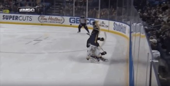 Impressionnante collision entre Carter Hutton et Marcus Foligno