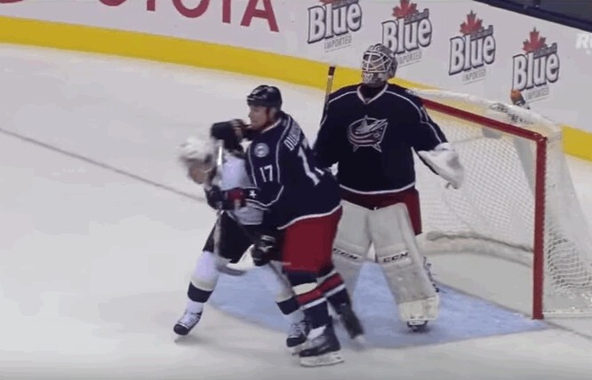 Brandon Dubinsky sans doute suspendu pour ce check à la nuque de Sidney Crosby