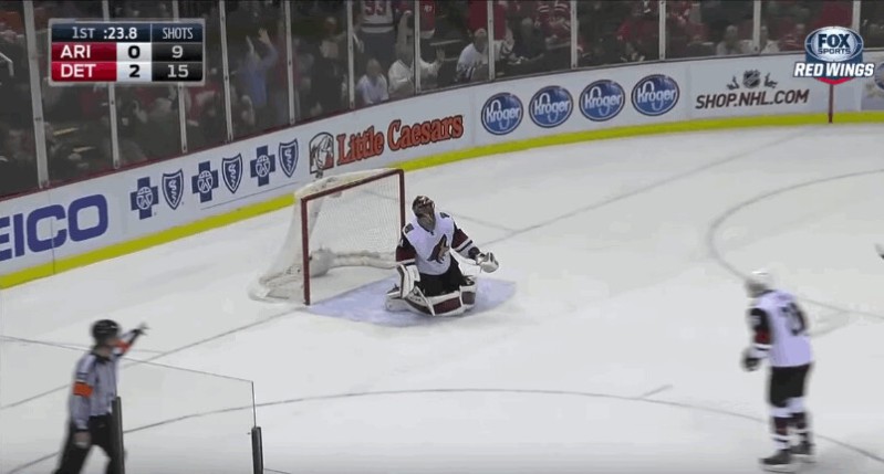 Mike Smith encaisse un but du centre de la glace