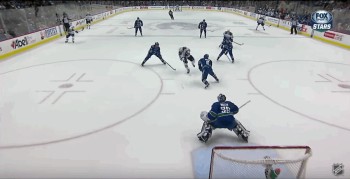 Patrick Sharp enrhume Yannick Weber et la défense des Canucks