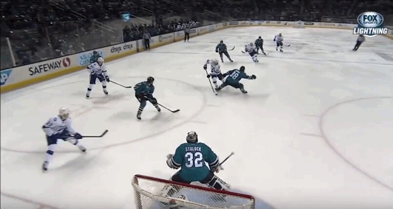 Brent Burns se fait avoir par Nikita Kucherov avant de marquer un joli but