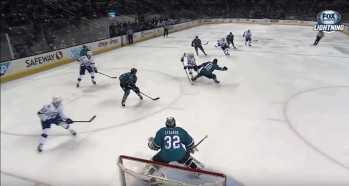 Brent Burns se fait avoir par Nikita Kucherov avant de marquer un joli but