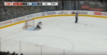 Cory Schneider trompé par un rebond facétieux