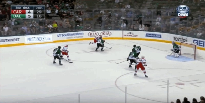 Deux superbes buts décentrés de Jeff Skinner et Teuvo Teravainen
