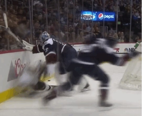 Une belle charge et un superbe arrêt pour Reto Berra