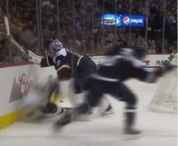 Une belle charge et un superbe arrêt pour Reto Berra