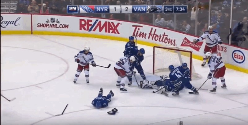 Dan Hamhuis se prend un slapshot en plein visage