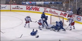 Dan Hamhuis se prend un slapshot en plein visage