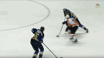 A voir : Claude Giroux se moque de la défense des Blues