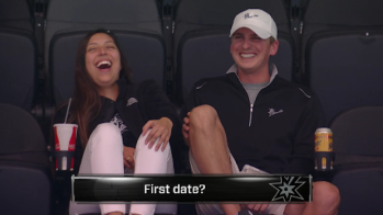 Les pièges de la kiss cam lors d'un premier rendez-vous