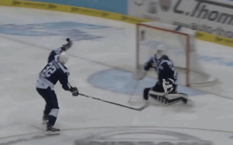 Belle boulette d'un défenseur en DEL