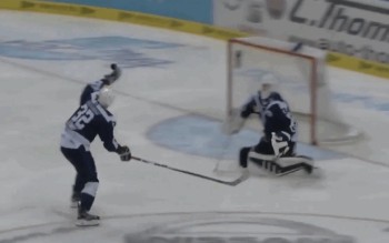 Belle boulette d'un défenseur en DEL