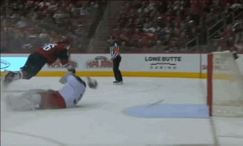 Grosse collision entre Curtis McElhinney et Max Domi