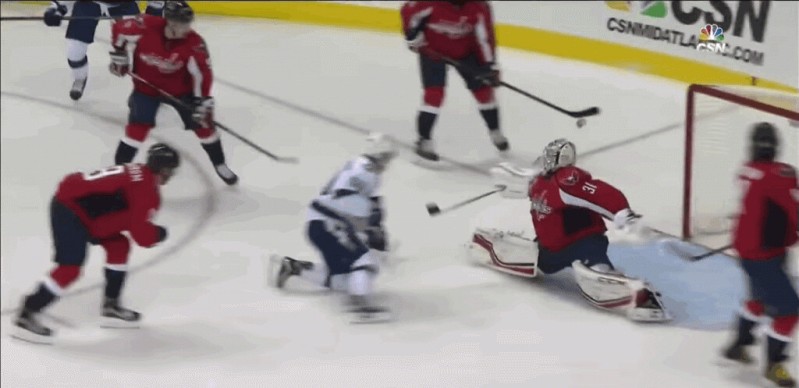 Un superbe arrêt de Philipp Grubauer mène au but de T.J. Oshie