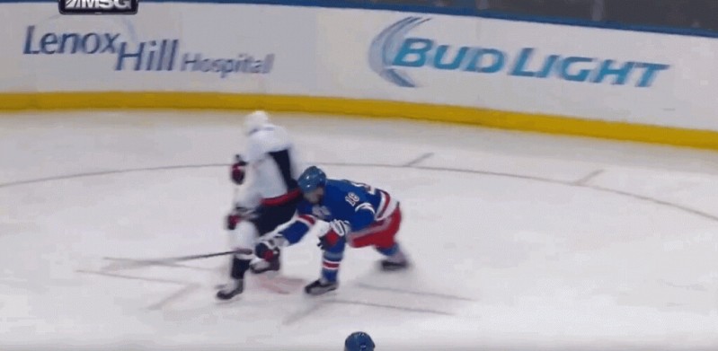 Une passe toute en finesse de Nicklas Backstrom pour T.J. Oshie
