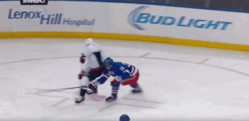 Une passe toute en finesse de Nicklas Backstrom pour T.J. Oshie