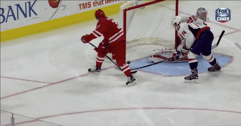 Kris Versteeg marque un superbe but entre les jambes