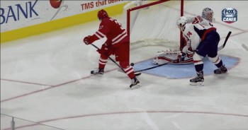 Kris Versteeg marque un superbe but entre les jambes