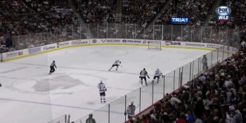 Un puck magique aide Cody Eakin pour un but original