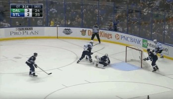 Le geste défensif parfait de Kevin Shattenkirk