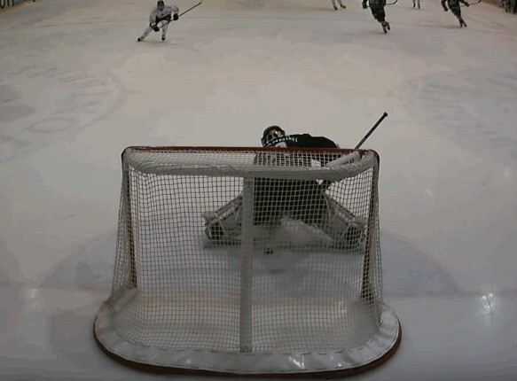 A voir : le gardien du HC La Chaux-de-Fonds encaisse un but du centre de la glace