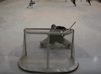 A voir : le gardien du HC La Chaux-de-Fonds encaisse un but du centre de la glace