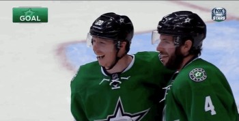 Cody Eakin marque depuis son camp