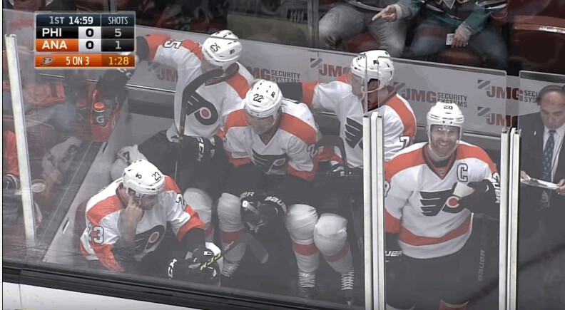 Fête de famille sur le banc des pénalités des Flyers