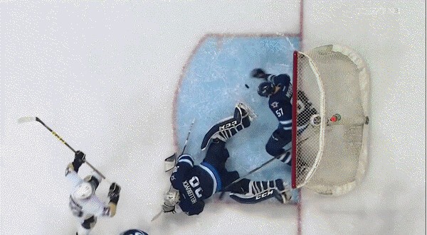 Tyler Myers paie de sa personne pour préserver le blanchissage de son gardien