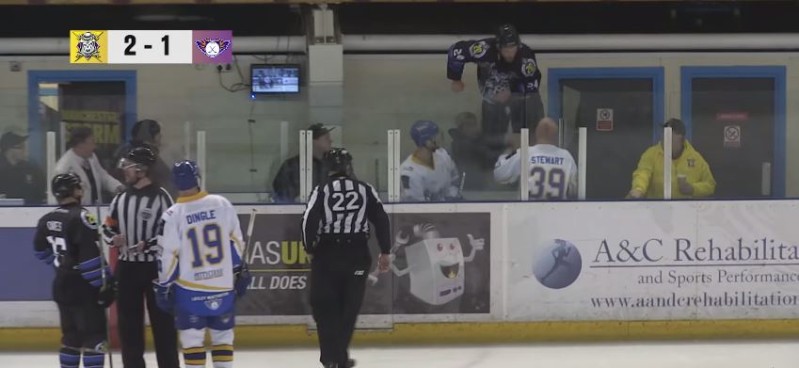 Une bagarre qui continue au banc des pénalités