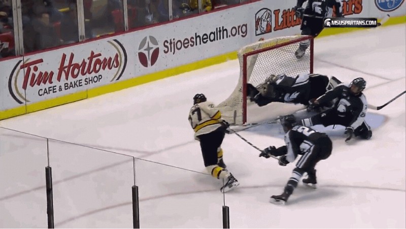 Un gardien de NCAA en lice pour l'arrêt de l'année