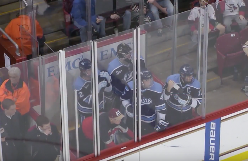 Pourquoi les hockeyeurs sont-ils jetés en "prison"?