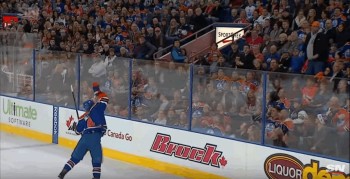 Un cadeau de Taylor Hall à un fan en plein match