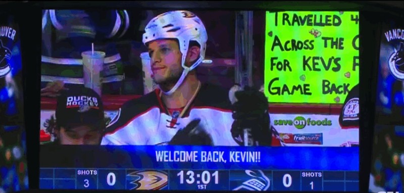 Kevin Bieksa reçoit une ovation des fans de Vancouver
