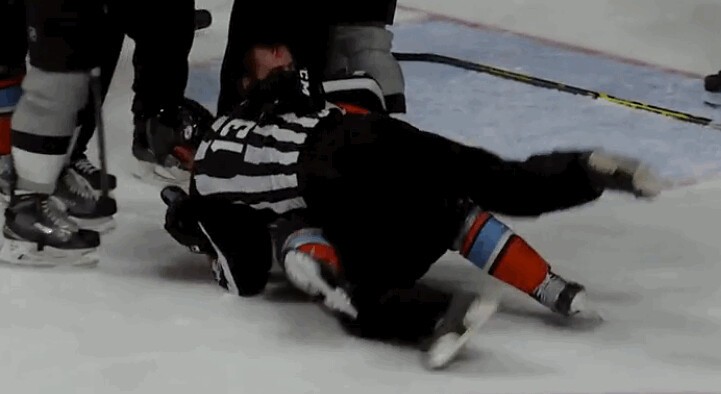 Un linesman qui s'implique pour stopper une bagarre