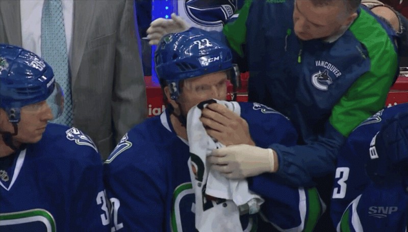 Daniel Sedin salement amoché par un puck