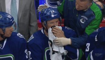 Daniel Sedin salement amoché par un puck
