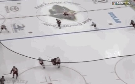 Grosse charge de Ryan White sur Nino Niederreiter