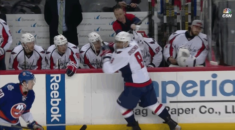 Bel assist du responsable équipement des Caps sur le goal d'Ovechkin